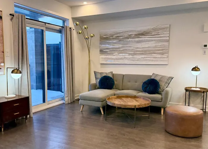 2 Bedroom Modern Home & Close To Airport Downtown