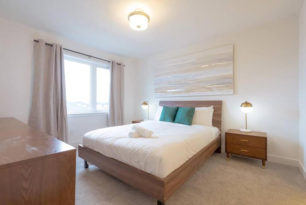 Holiday home 2 Bedroom Modern & Close To Airport Downtown *