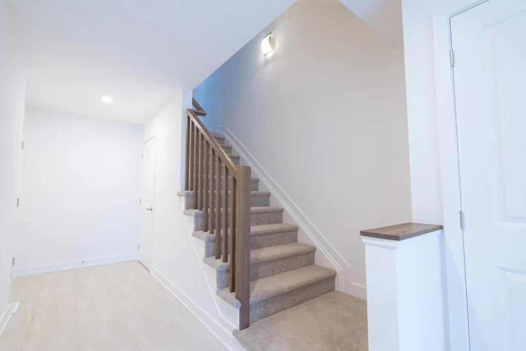 2 Bedroom Modern & Close To Airport Downtown *