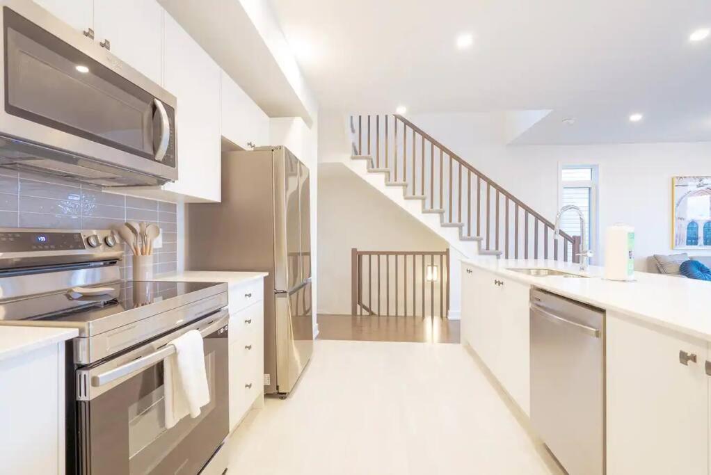 2 Bedroom Modern & Close To Airport Downtown Holiday home *