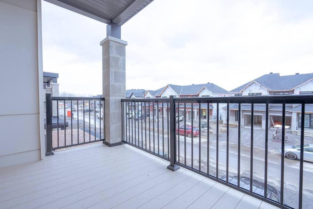 Holiday home 2 Bedroom Modern & Close To Airport Downtown *