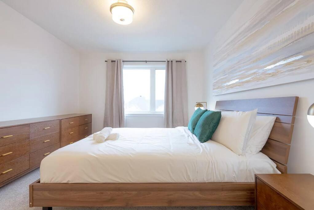 Holiday home 2 Bedroom Modern & Close To Airport Downtown Ottawa