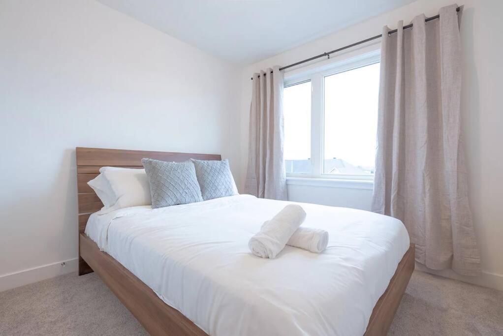 Holiday home 2 Bedroom Modern & Close To Airport Downtown *