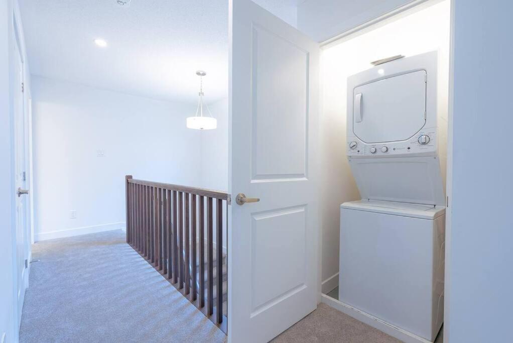 2 Bedroom Modern & Close To Airport Downtown Holiday home Ottawa