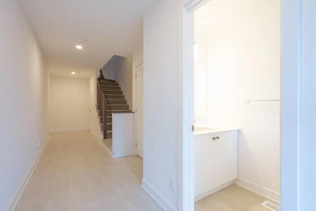 2 Bedroom Modern & Close To Airport Downtown * Ottawa