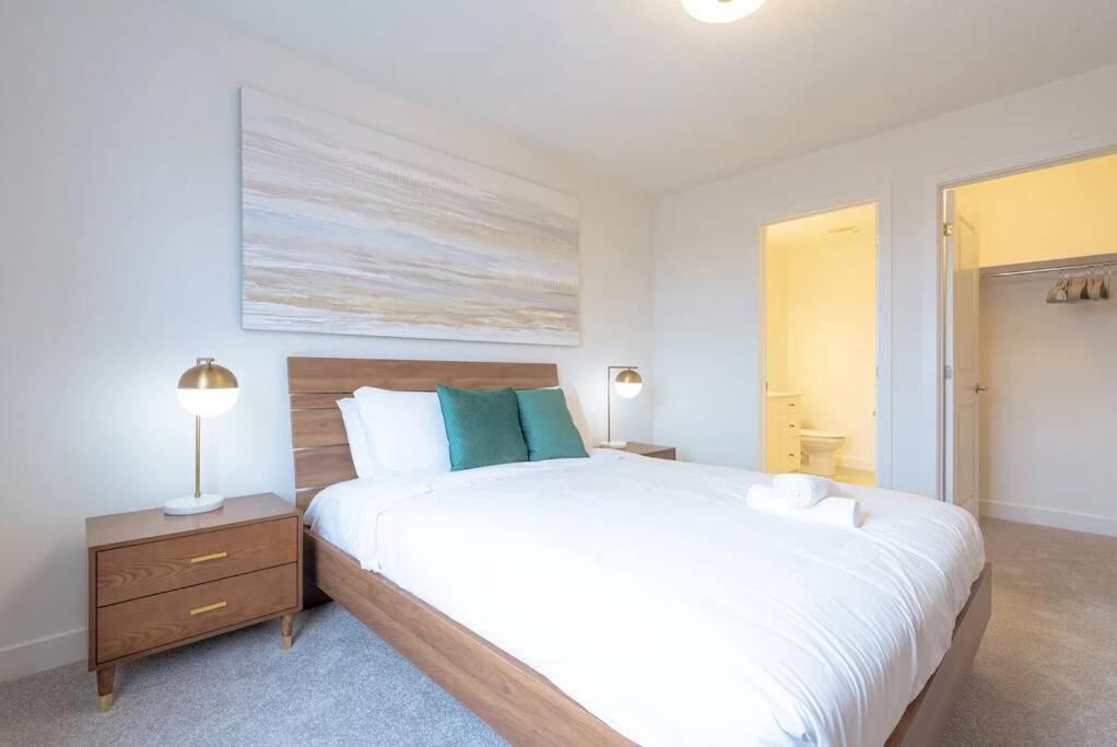 2 Bedroom Modern & Close To Airport Downtown Holiday home *