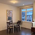 2 Bedroom Modern Home & Close To Airport Downtown