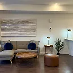 2 Bedroom Modern Home & Close To Airport Downtown