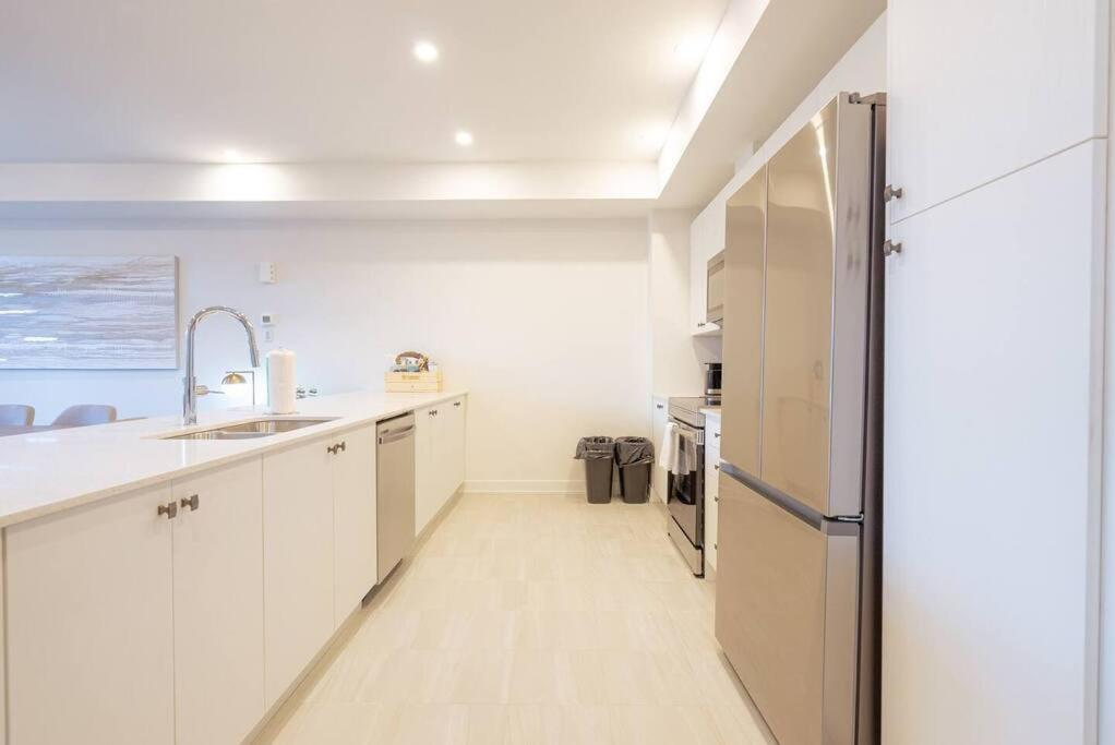 2 Bedroom Modern & Close To Airport Downtown Holiday home