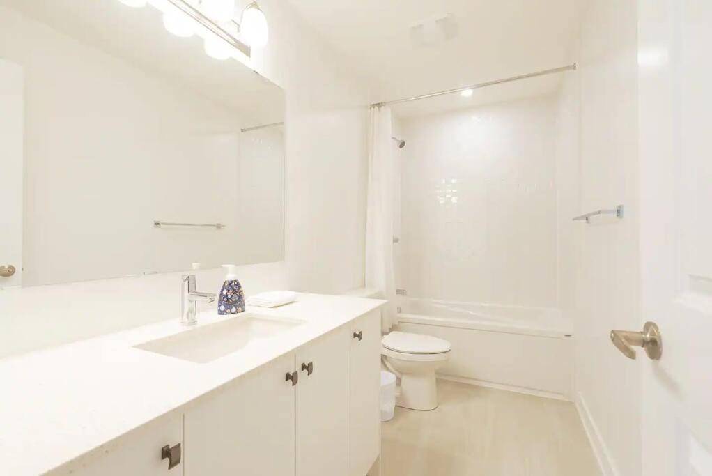 2 Bedroom Modern & Close To Airport Downtown Holiday home Ottawa