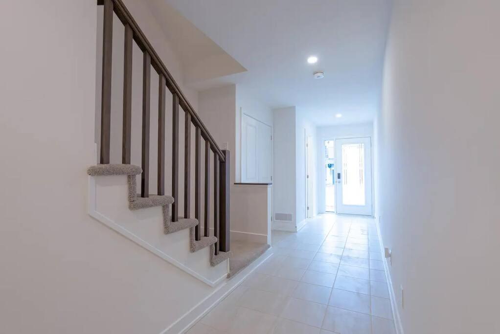 2 Bedroom Modern & Close To Airport Downtown * Ottawa