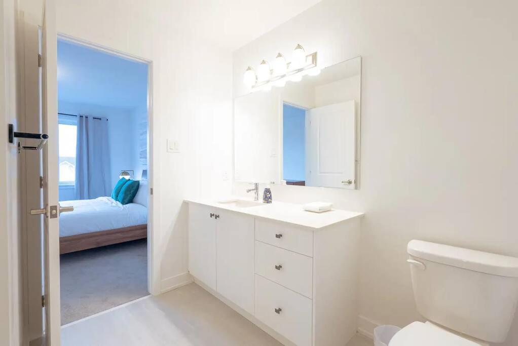 2 Bedroom Modern & Close To Airport Downtown Holiday home Ottawa