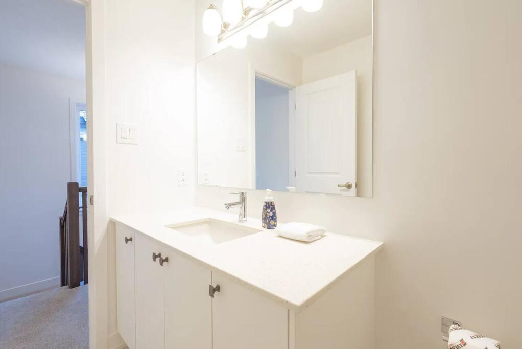 2 Bedroom Modern & Close To Airport Downtown *