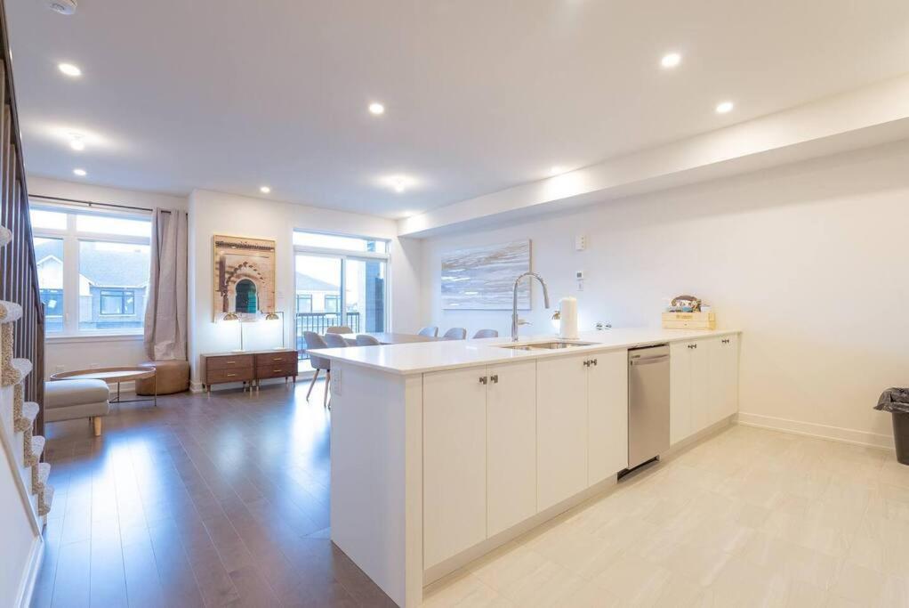 2 Bedroom Modern & Close To Airport Downtown Ottawa