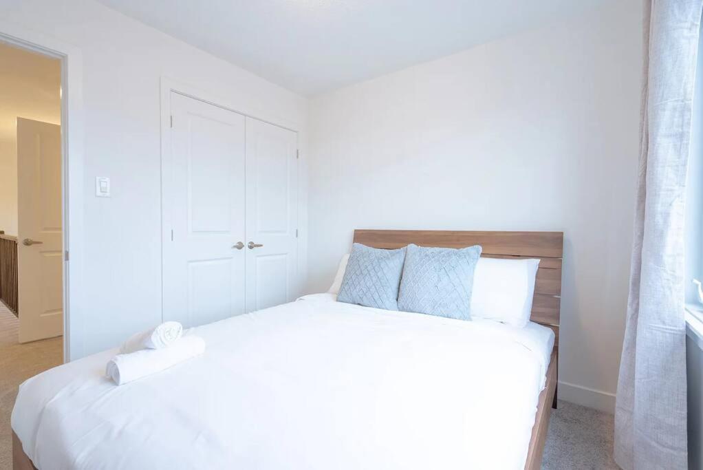 Holiday home 2 Bedroom Modern & Close To Airport Downtown Ottawa