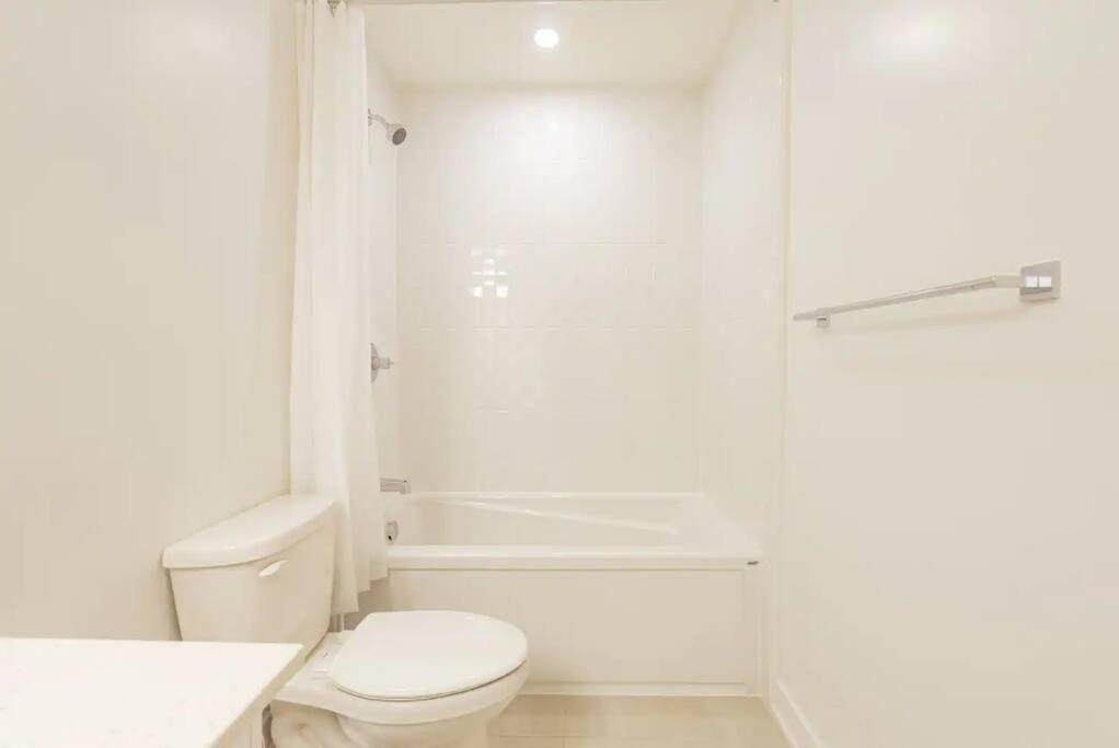 2 Bedroom Modern & Close To Airport Downtown