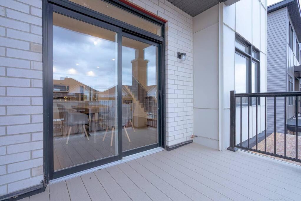 2 Bedroom Modern & Close To Airport Downtown Holiday home
