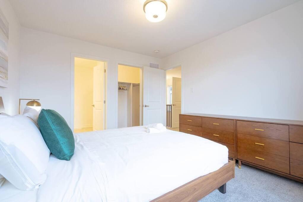 Holiday home 2 Bedroom Modern & Close To Airport Downtown