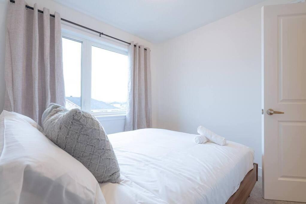 Holiday home 2 Bedroom Modern & Close To Airport Downtown Ottawa