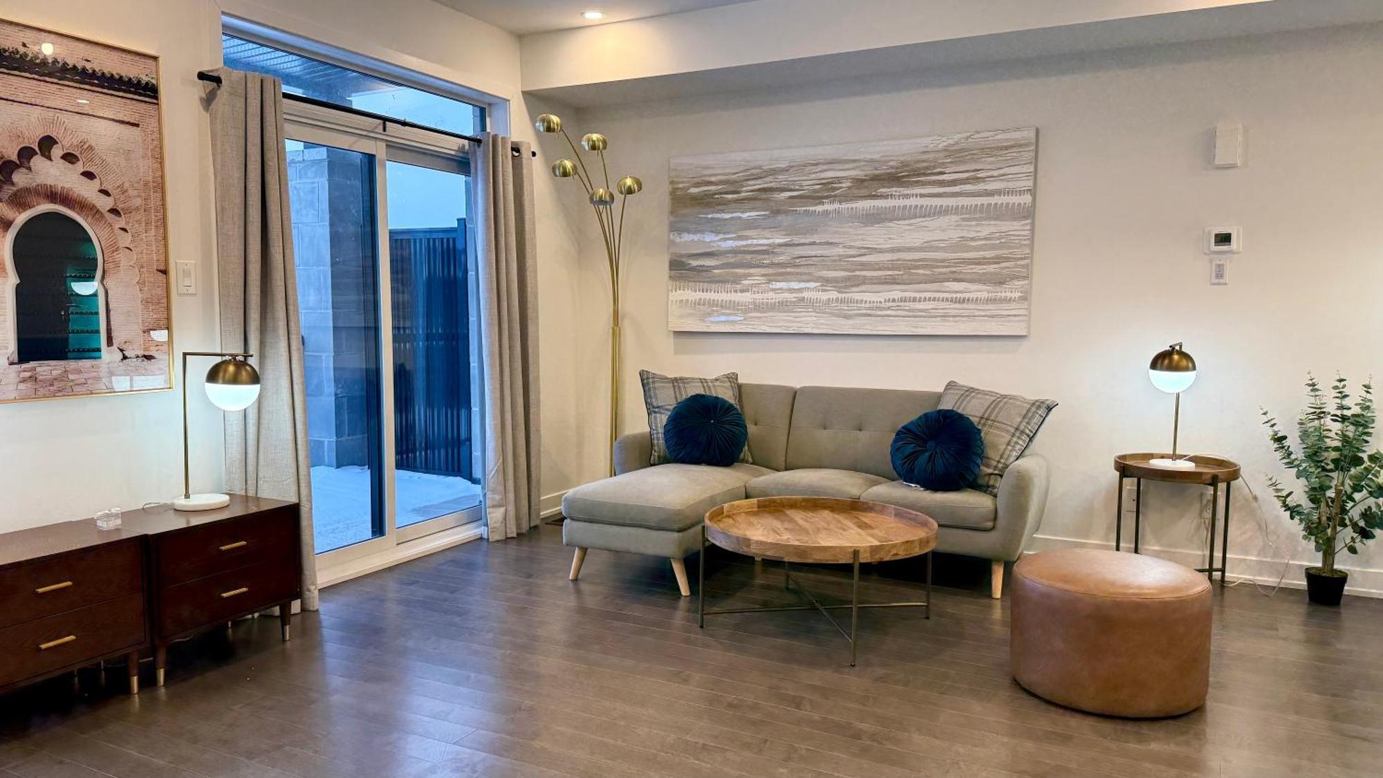 2 Bedroom Modern & Close To Airport Downtown Ottawa